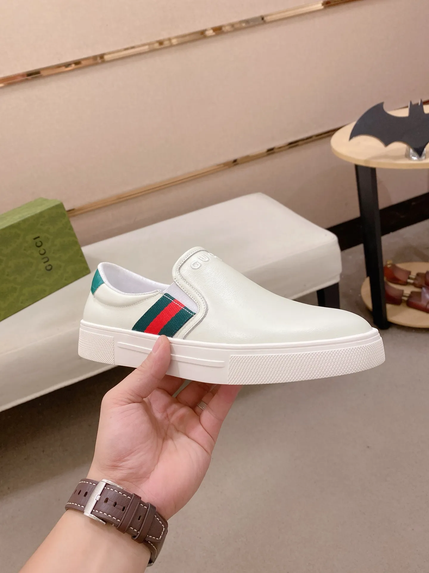 Men's shoes 💰 462💰The new GUCCI (Gucci) counters are launched simultaneously. The new men's shoes, 😘fabrics are selected from imported cowhide, and the lining is sheepskin lining. 👍🏿 High-end ☄️ air-cushion molded anti-slip rubber outsole, exquisite lines, simple and elegant, comfortable and high-end for leisure travel. Code number: 38 to 44 (45 can be customized and cannot be returned or exchanged)